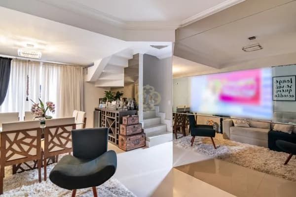 Sobrado Triplex Mobiliado em Condomínio no Hauer - Curitiba