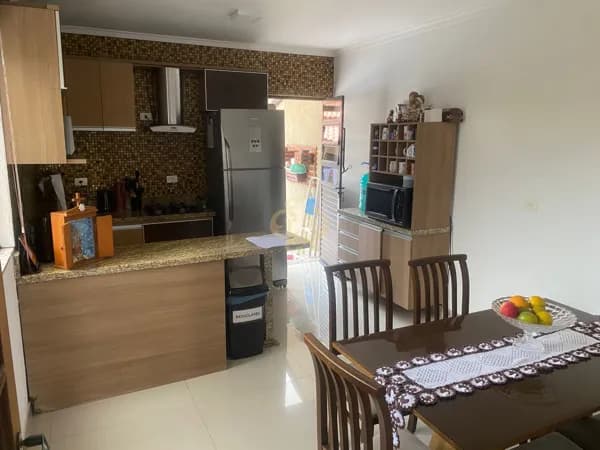 Casa Triplex no bairro Costeira, São José dos Pinhais/PR, com 3 suítes e quintal com edícula