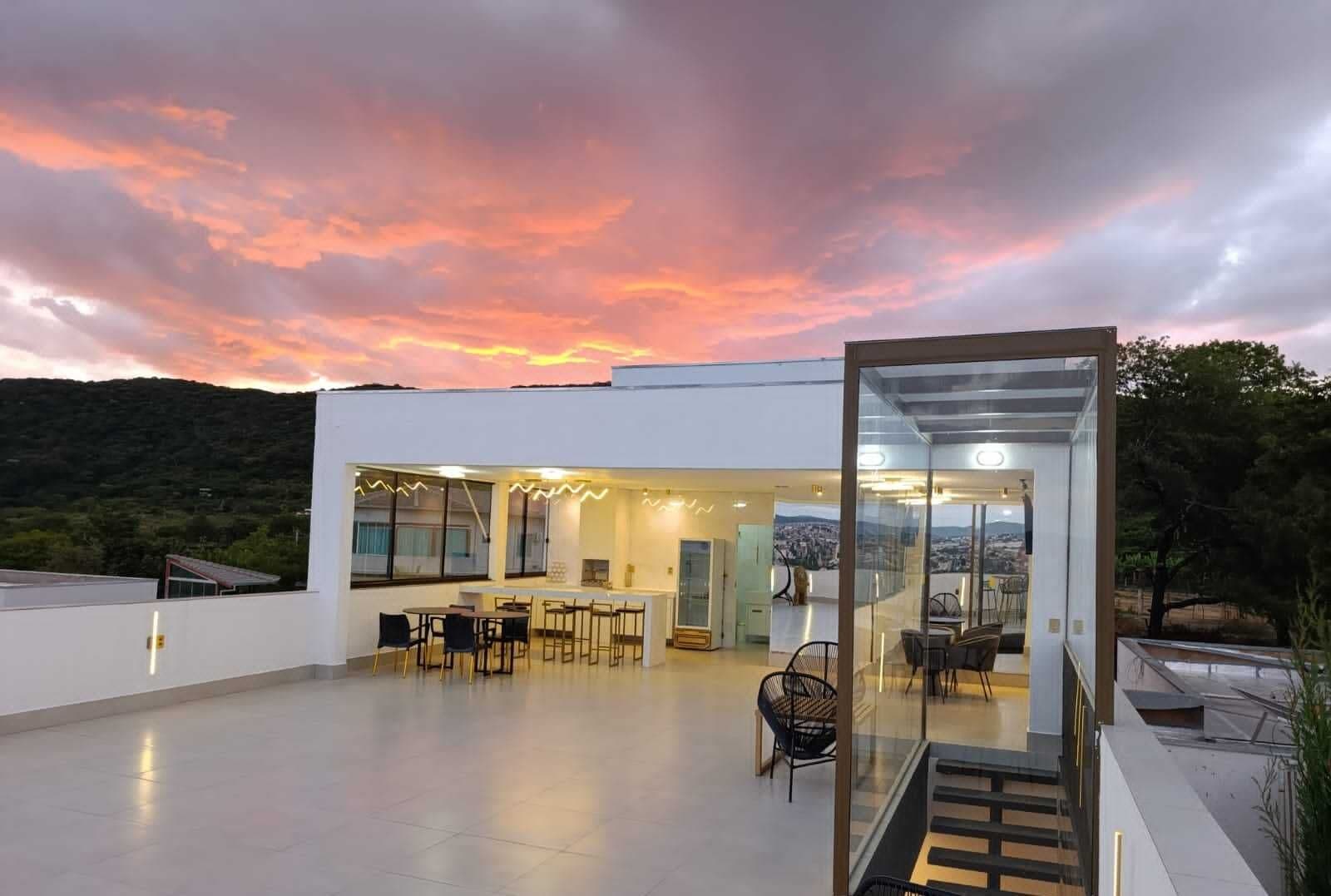 MANSÃO COM ELEVADOR E PISCINA AQUECIDA NO IBITURUNA