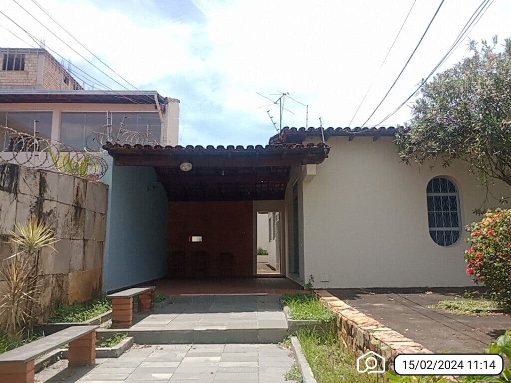 Vende-se espaçosa casa no Roxo Verde, próxima ao Colégio Marista.
