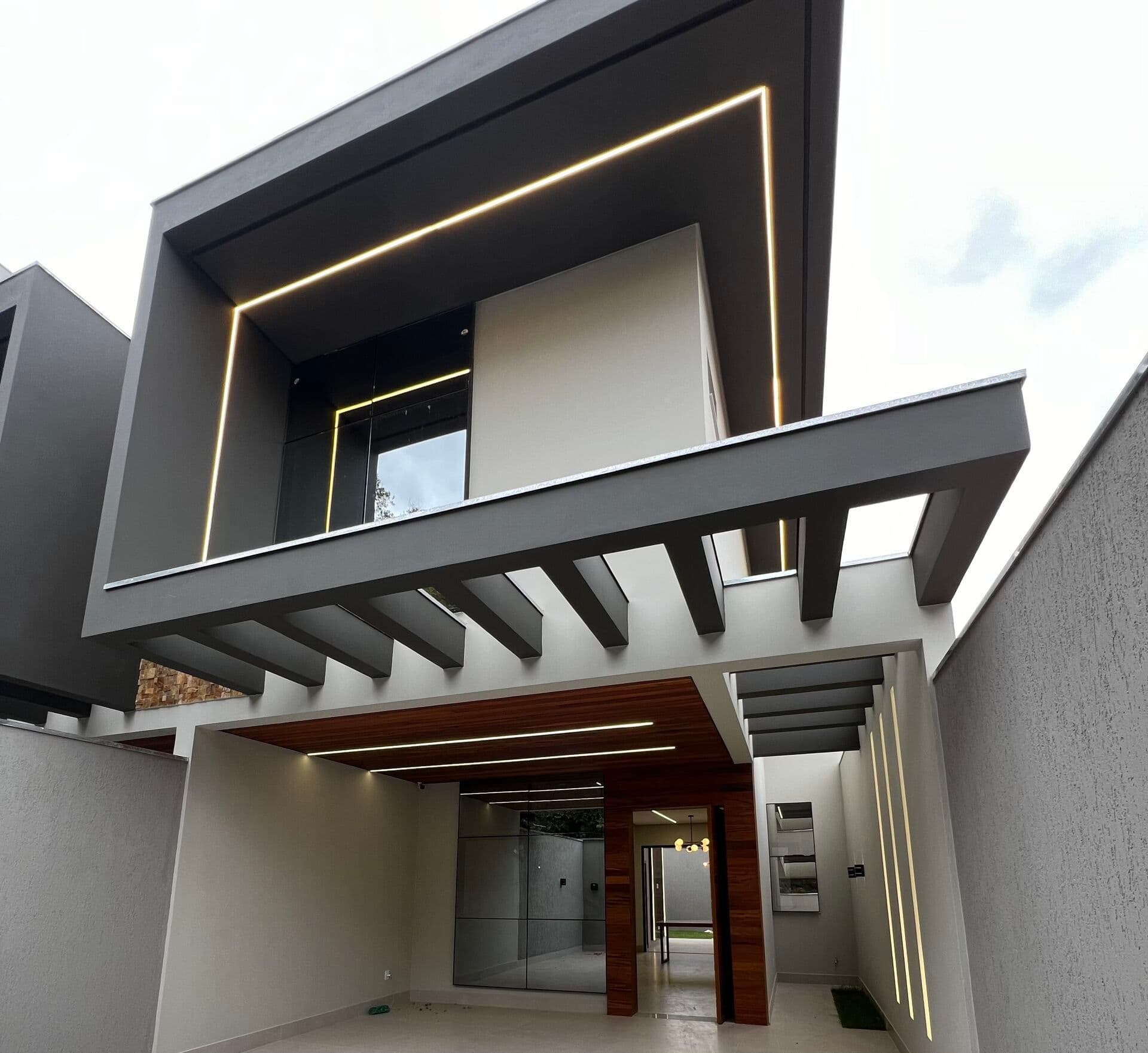 Casa com 3 quartos, sendo 1 suíte com closet e 2 semi-suite
