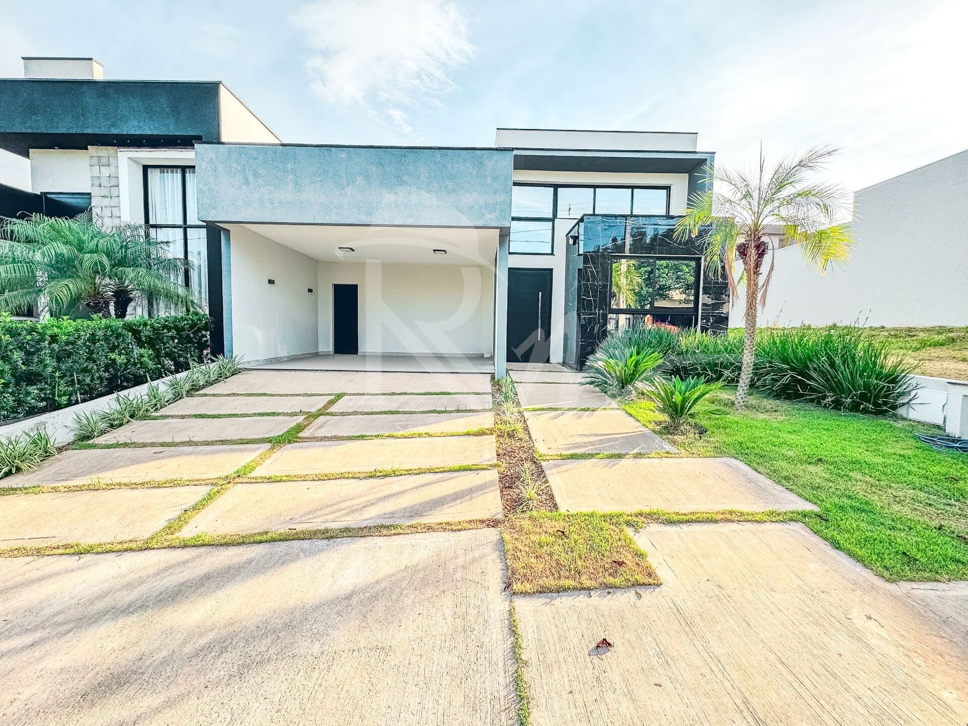 Casa com 3 suítes e 1 escritório