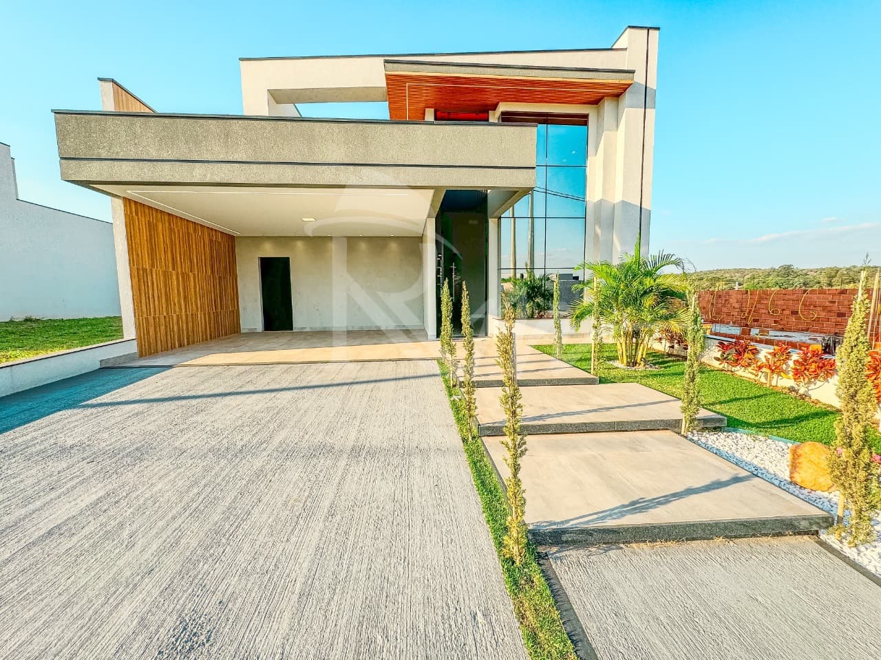 Casa com 3 suítes e 1 escritório