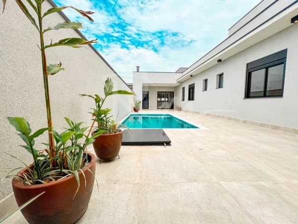 Casa com 3 suítes e 1 escritório