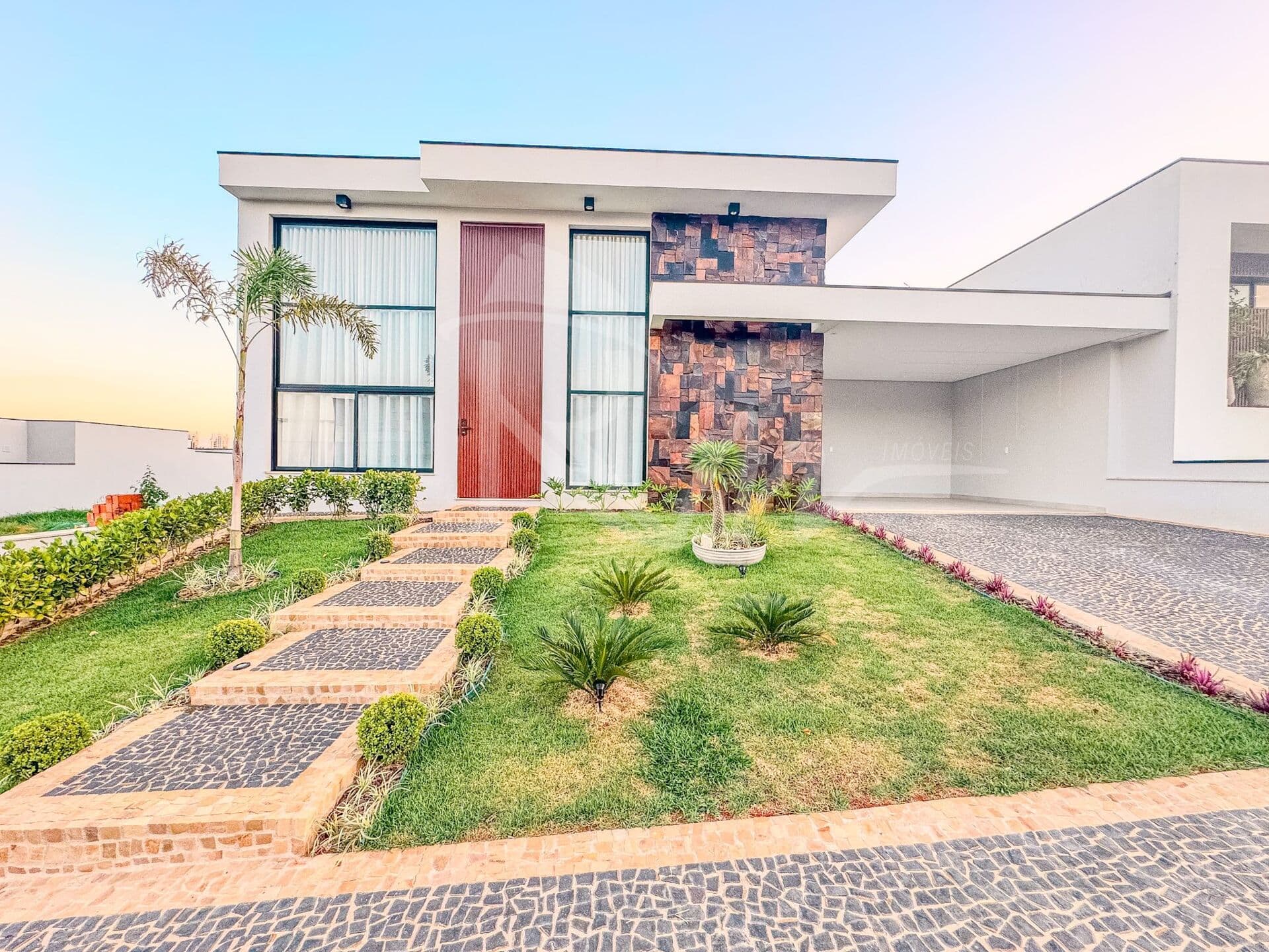 Casa com 3 suítes e 1 escritório