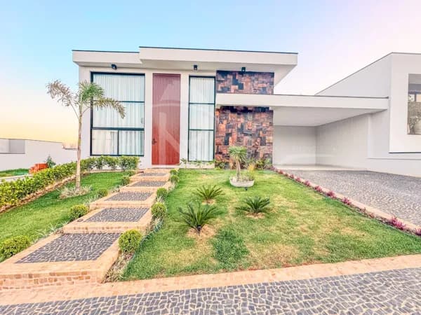 Casa com 3 suítes e 1 escritório
