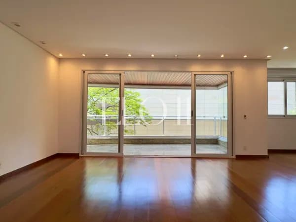 apartamento espaçoso na copa das árvores em rua tranquila no coração do Itaim