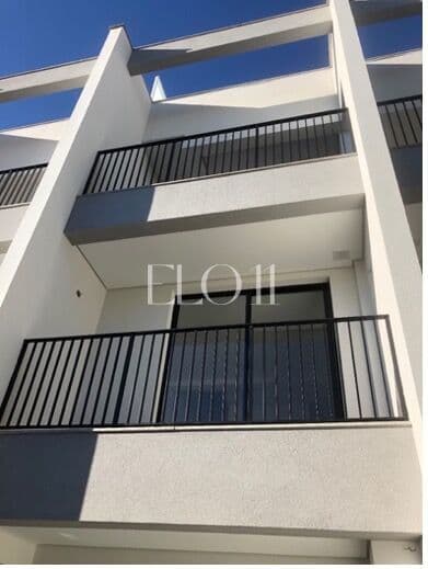 Cobertura Triplex com terraço e vista aberta em condomínio horizontal