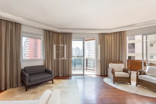 Apartamento reformado entre a Vila Nova e o Itaim