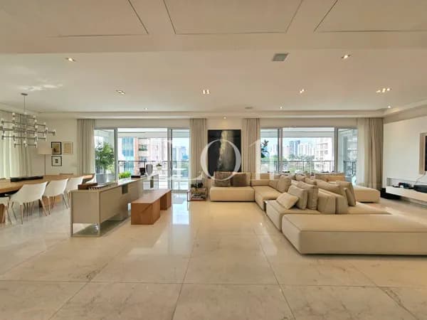 Apartamento com varanda gourmet em prédio neoclássico e seminovo