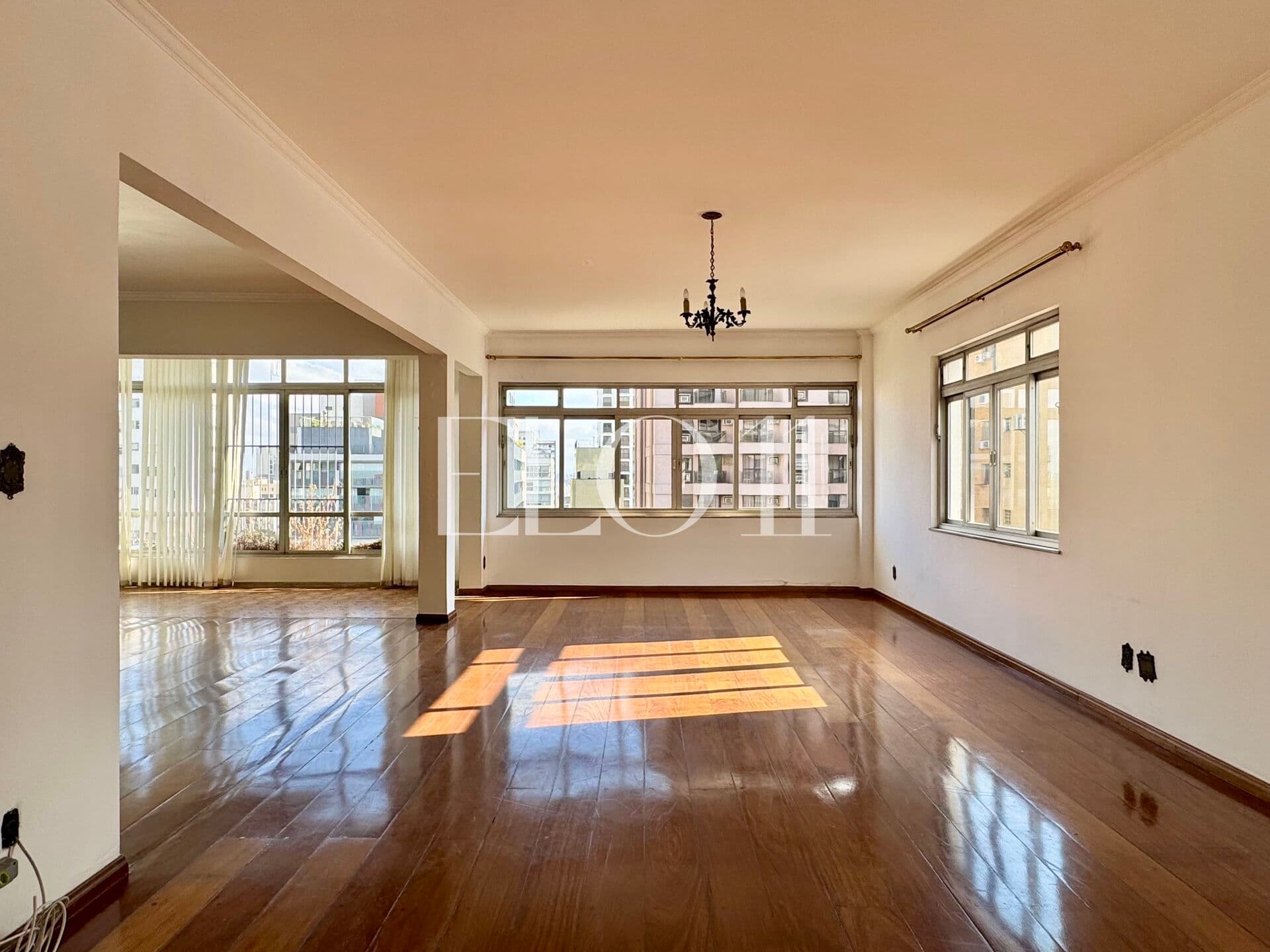 Apartamento original com todo o charme dos anos 60 para reformar