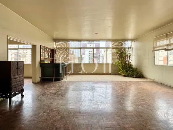 na parte alta dos Jardins, apartamento com 348m2, silencioso e original para reforma total