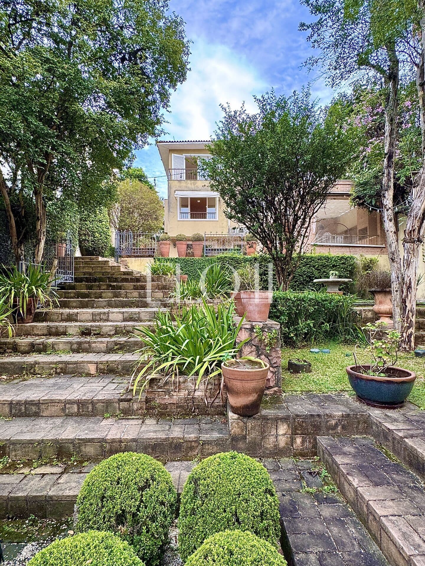 um jardinzão e uma casa com vista aberta no Pacaembú
