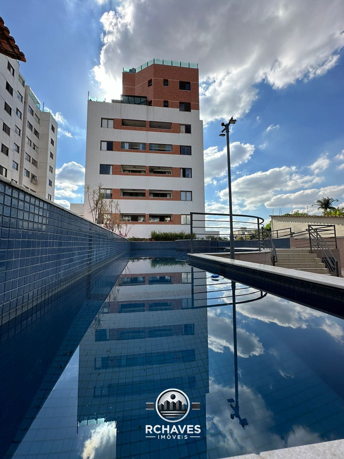 Apartamento de Luxo com 3 Quartos, 1 Suíte e 2 Vagas + Lazer - Itapoã