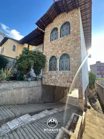 Casa em lote de 400m², 4 quartos e 10 vagas.