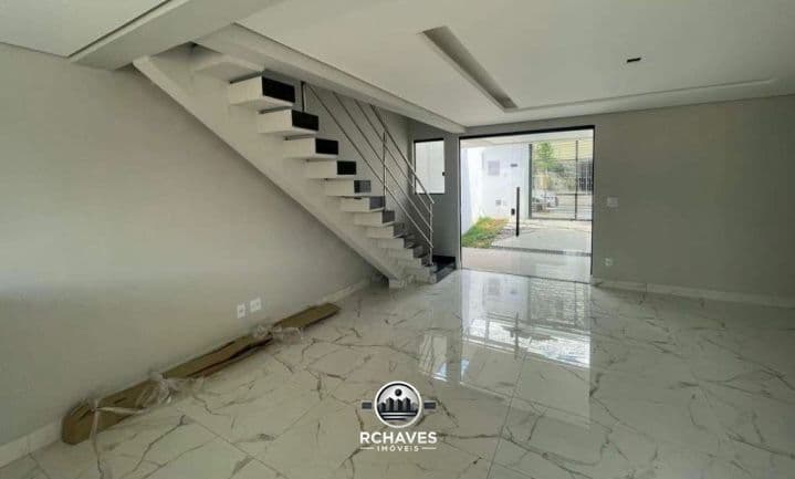 Casa 3 Quartos, 1 Suíte e 2 Vagas em Localização Privilegiada - Santa Amélia