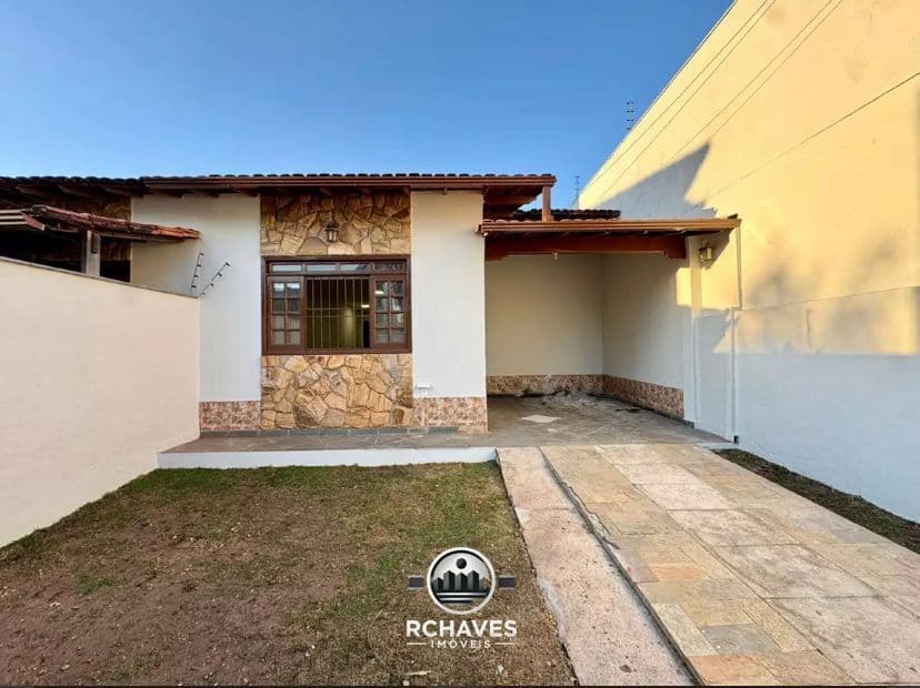 Casa Linear 4 Qts, 1 Suíte 2 Vagas, no Bairro Castelo — Conforto, Privacidade e Espaço!
