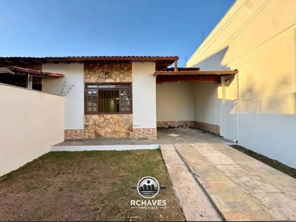 Casa Linear 4 Qts, 1 Suíte 2 Vagas, no Bairro Castelo — Conforto, Privacidade e Espaço!