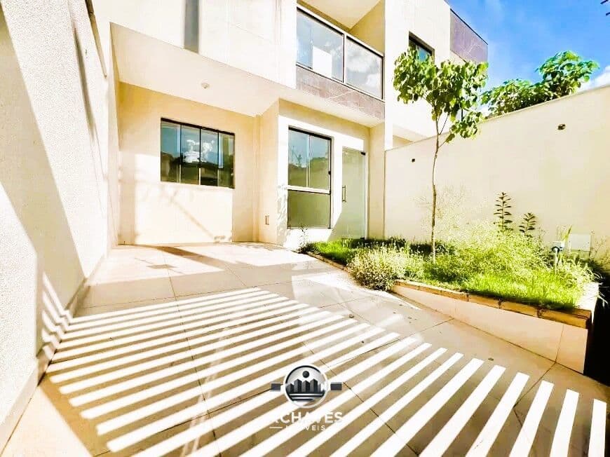 Casa Geminada Moderna com 3 Quartos e 2 Vagas – Bairro Santa Amélia