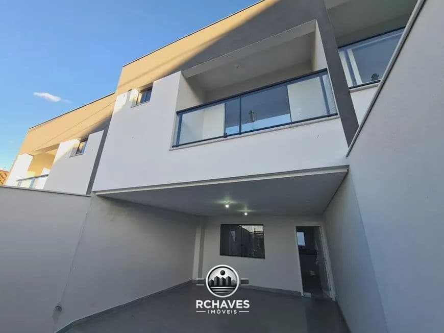 Maravilhosa Casa com 3 Quartos 1 Suite e 2 vagas - Floramar