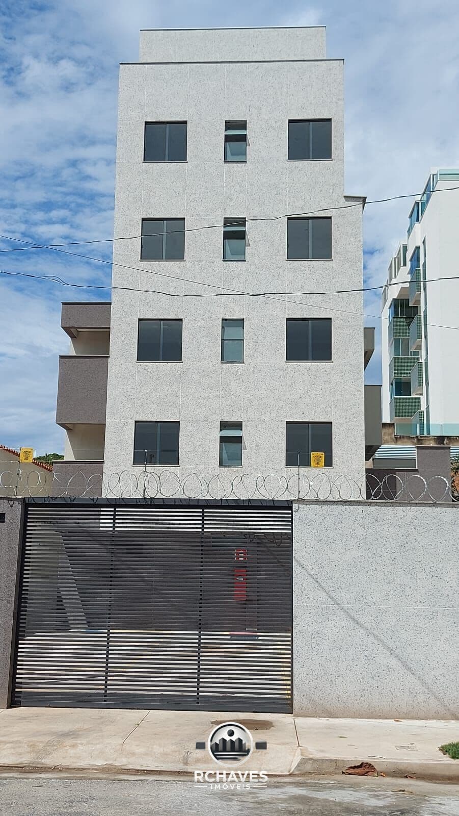 Apartamento com área externa no bairro Planalto 2 quartos sendo 1 suíte e 1 vaga de garagem!