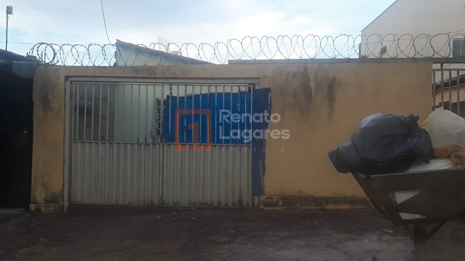 Casa térrea com barracão nos fundos no Parque Oeste Industrial