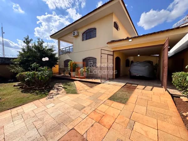Sobrado residencial no Santa Genoveva – lote amplo e bem localizado