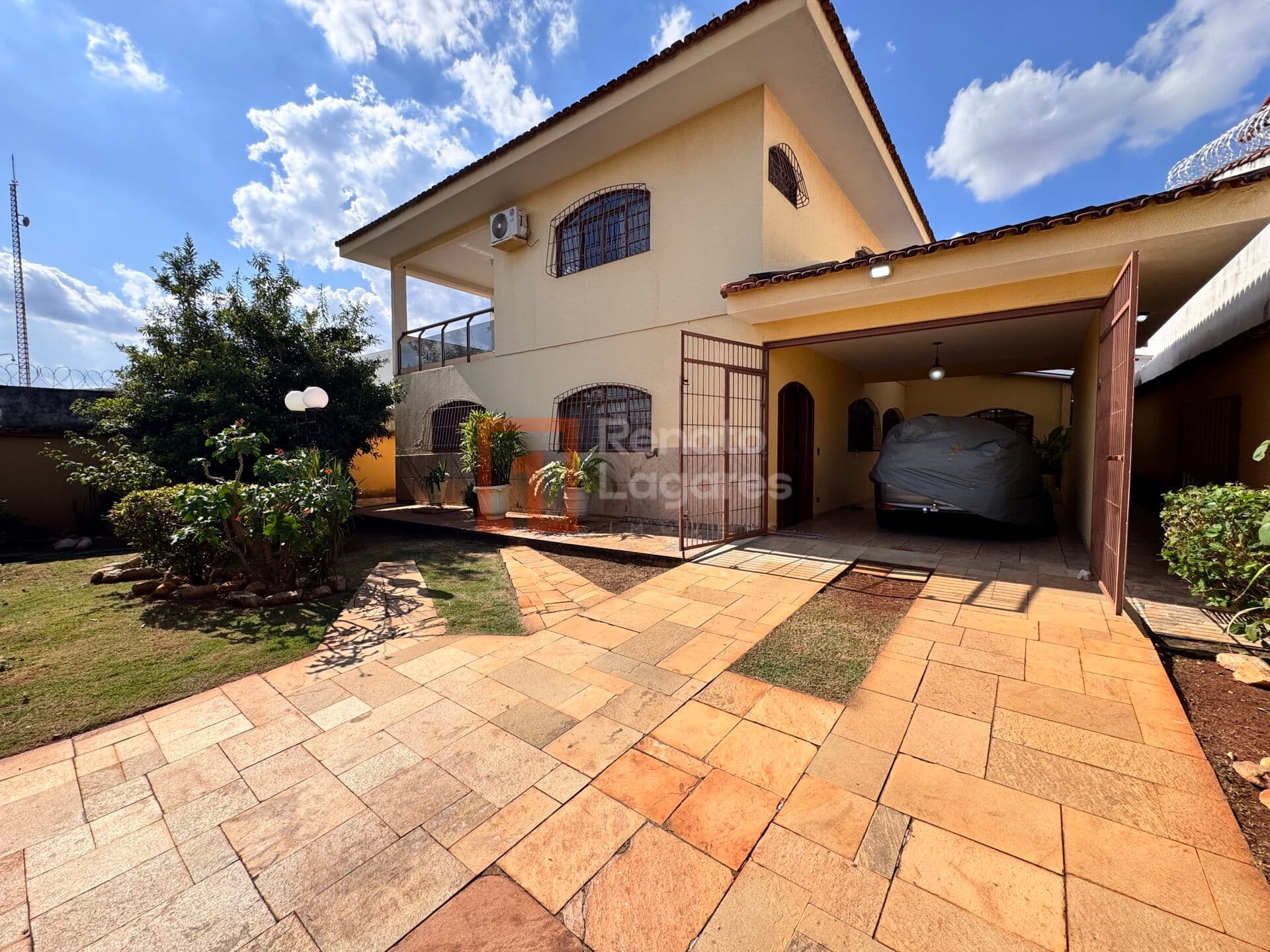 Sobrado residencial no Santa Genoveva – lote amplo e bem localizado