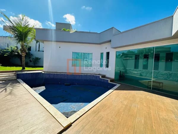 Casa térrea com piscina e escritório no Condomínio do Lago