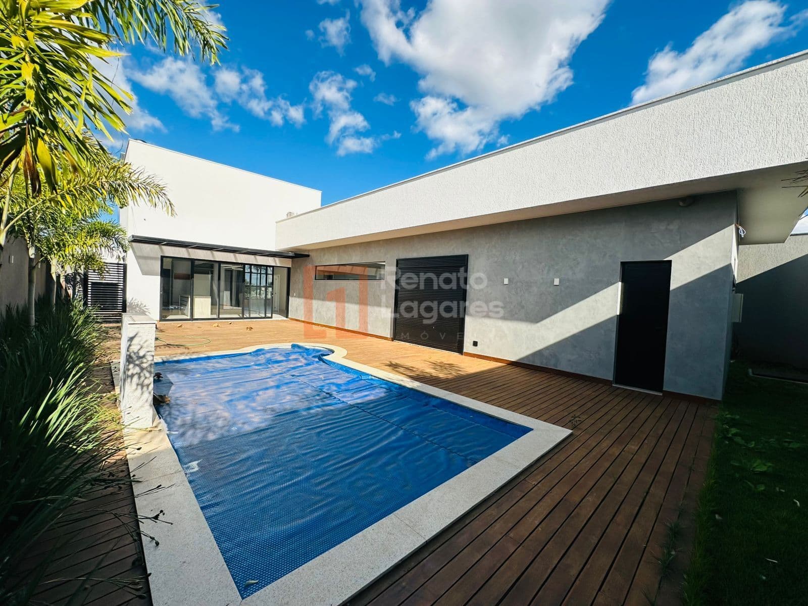 Casa térrea com piscina e energia solar no Condomínio do Lago