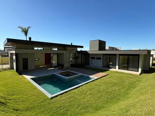 Casa de Condomínio em Criciúma - Argentina