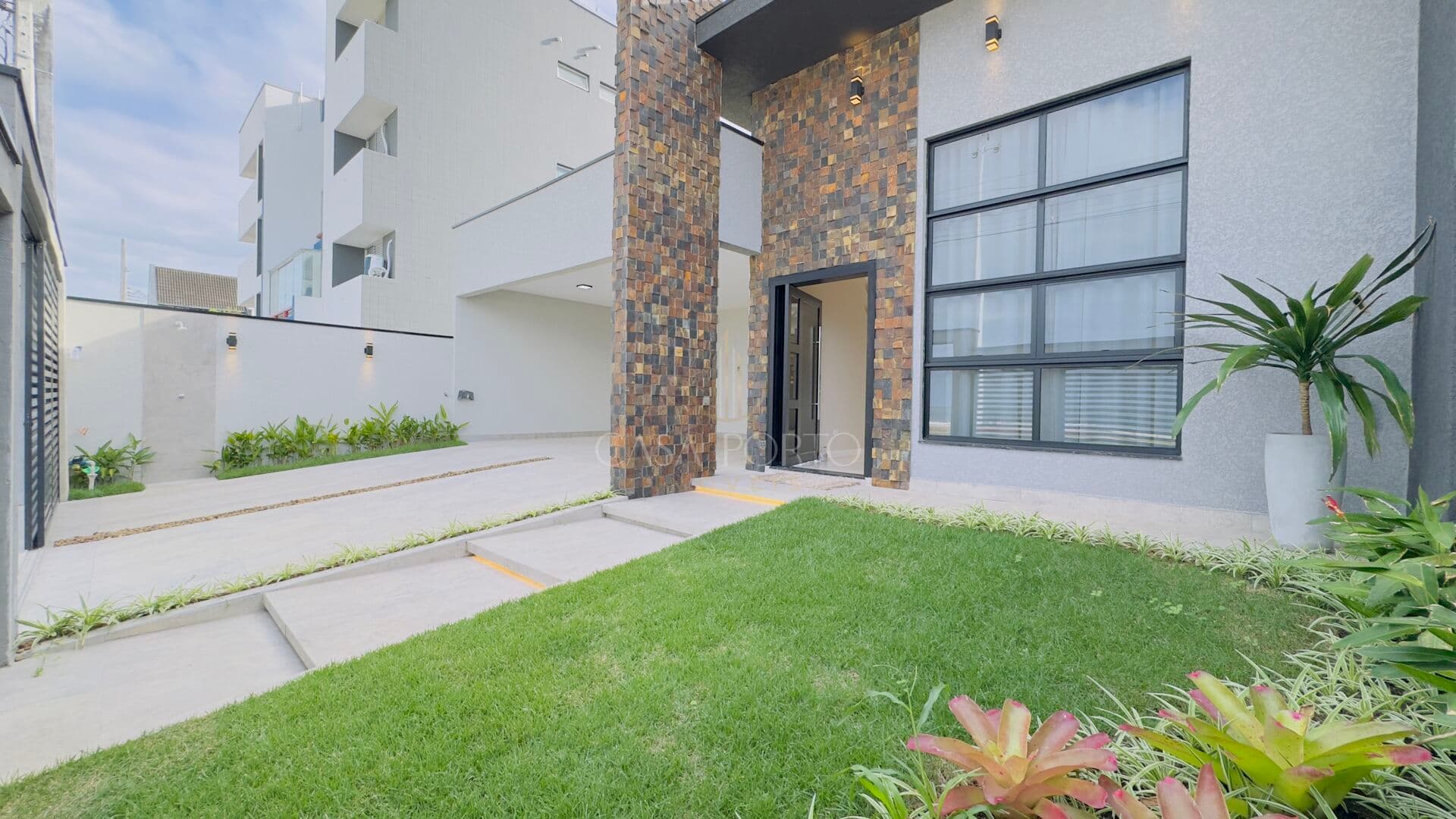 Casa Frente Mar de Alto Padrão a VENDA, 4 dormitórios sendo 2 suites , Matinhos-PR