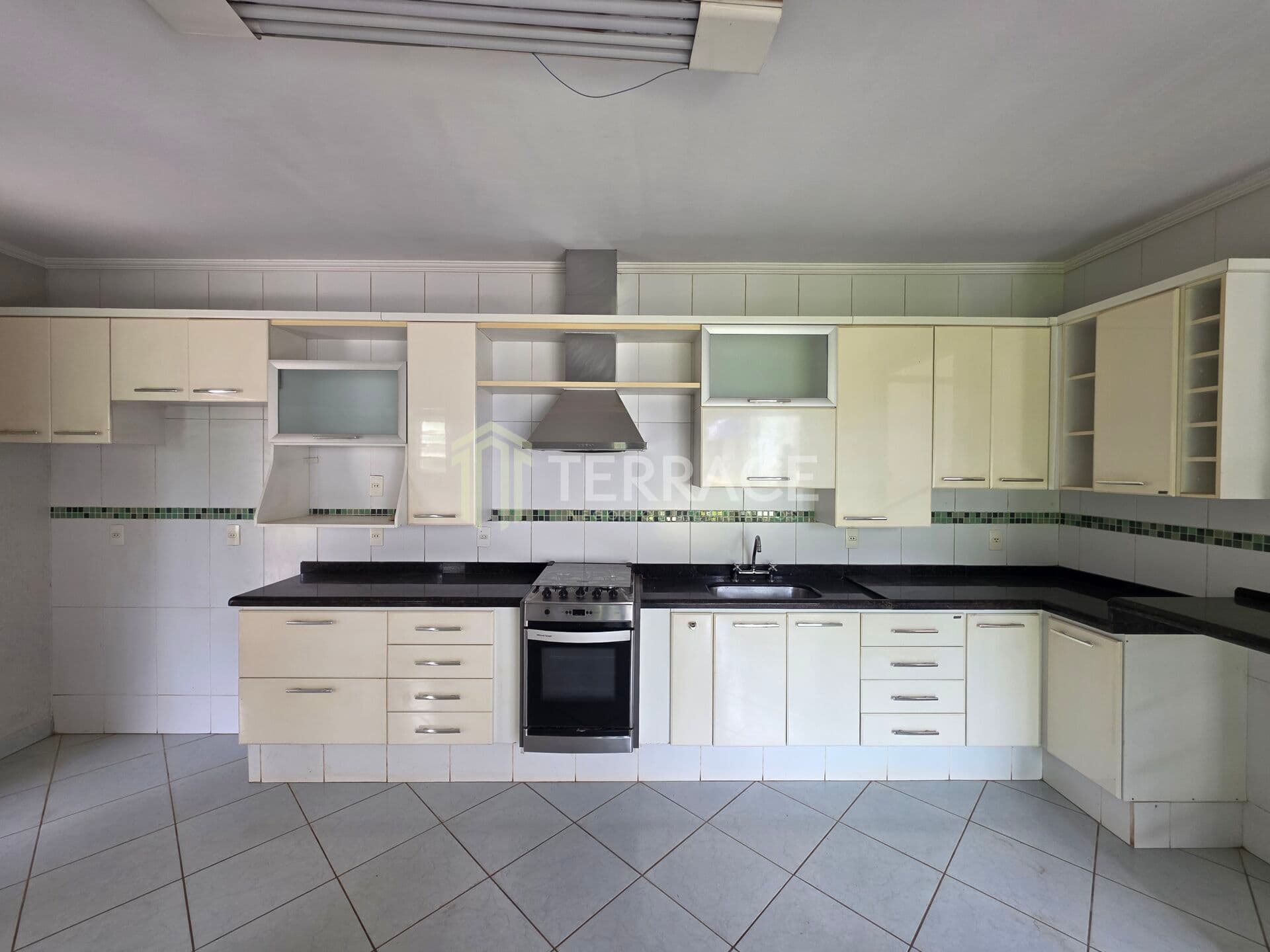 AMPLA CASA PARA LOCAÇÃO – RESIDENCIAL OU COMERCIAL