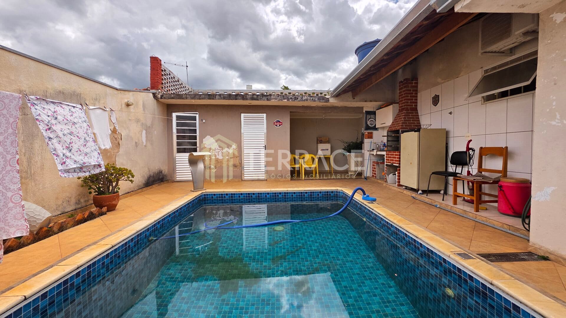 CASA À VENDA COM PISCINA | EM FRENTE AO SHOPPING