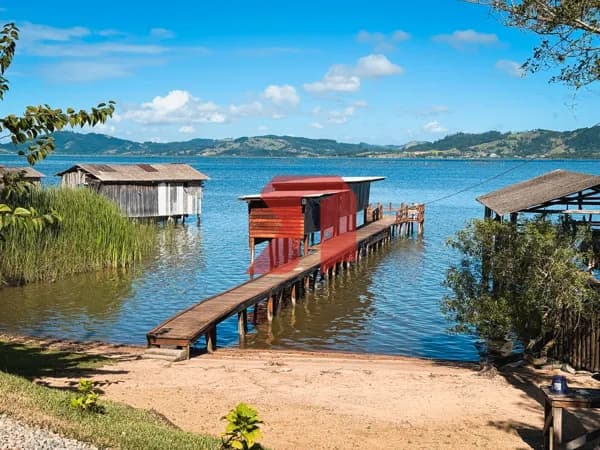 Casa à beira da lagoa de Imaruí