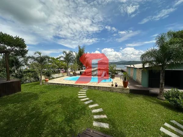 Casa Mobiliada com Piscina a Beira da Lagoa do Mirim em Laguna
