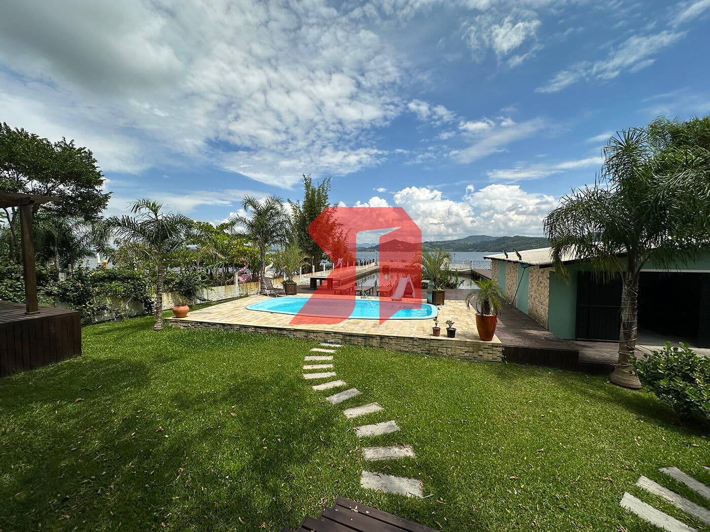 Casa Mobiliada com Piscina a Beira da Lagoa do Mirim em Laguna