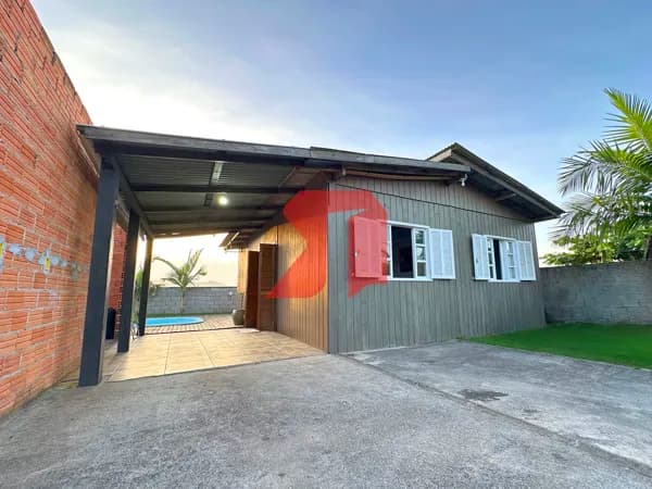 Casa de Madeira com Casa em Construção no Arroio do Rosa