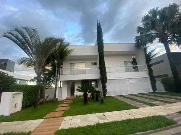 Sobrado Triplex 5 suítes à Venda no Condomínio Alphaville Araguaia em Goiânia-GO.