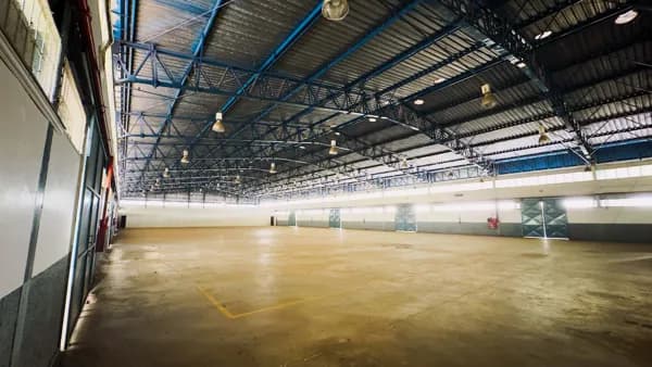 Galpão Logístico Premium na Perimetral Norte – 5.500 m², 21 docas, pátio 20.000 m² – Goiânia/GO