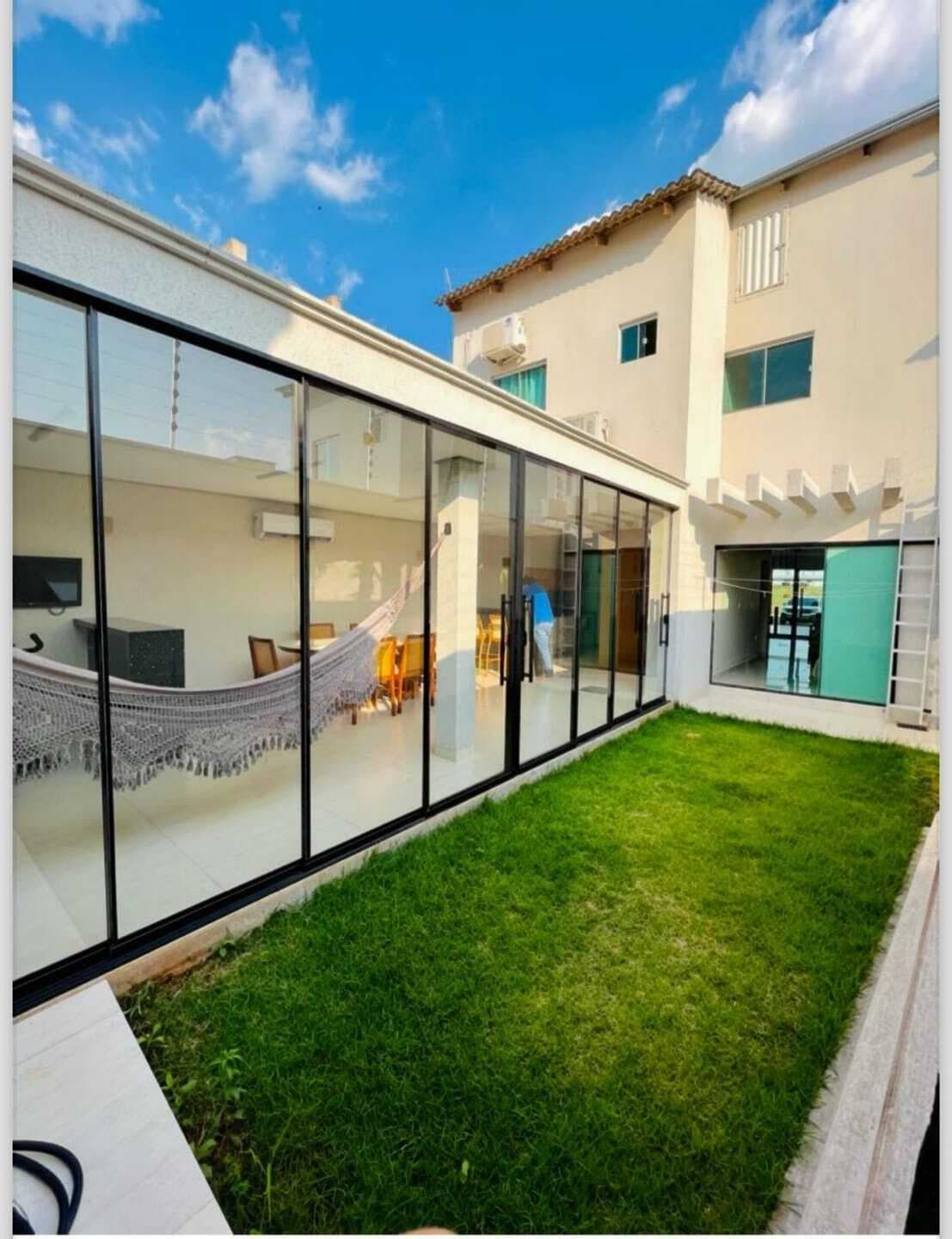 Casa mobiliada à Venda 3 suítes, sendo 1 plena e 2 americanas no Jardim Atlântico em Goiânia / GO.