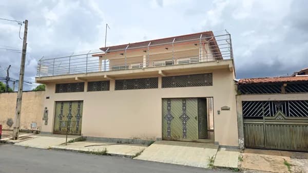 Casa de Alto Padrão à Venda na Água Branca – Goiânia/GO Terreno: 372,50m² | Área construída: 430,81m² | 3 suítes | 4 vagas