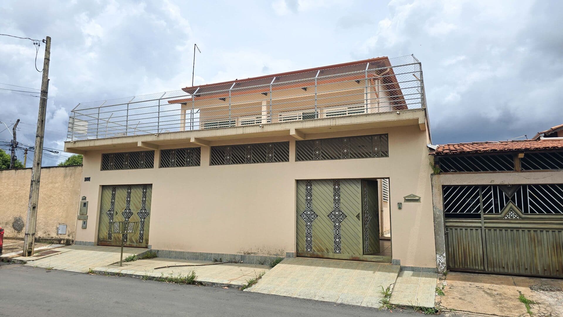 Casa de Alto Padrão à Venda na Água Branca – Goiânia/GO Terreno: 372,50m² | Área construída: 430,81m² | 3 suítes | 4 vagas