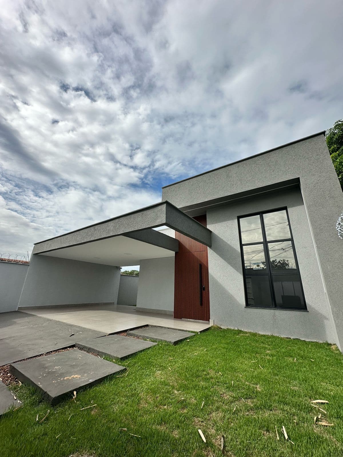 Casa Nova à Venda 3 quartos, sendo 1 suíte no Setor Cristalino em Aparecida de Goiânia-Go.