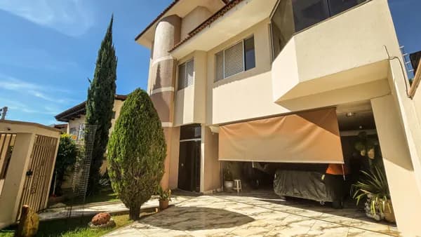 Sobrado alto padrão Setor Sul – 415 m², 512 m² de lote, 3 suítes, 2 acessos e usina fotovoltaica.