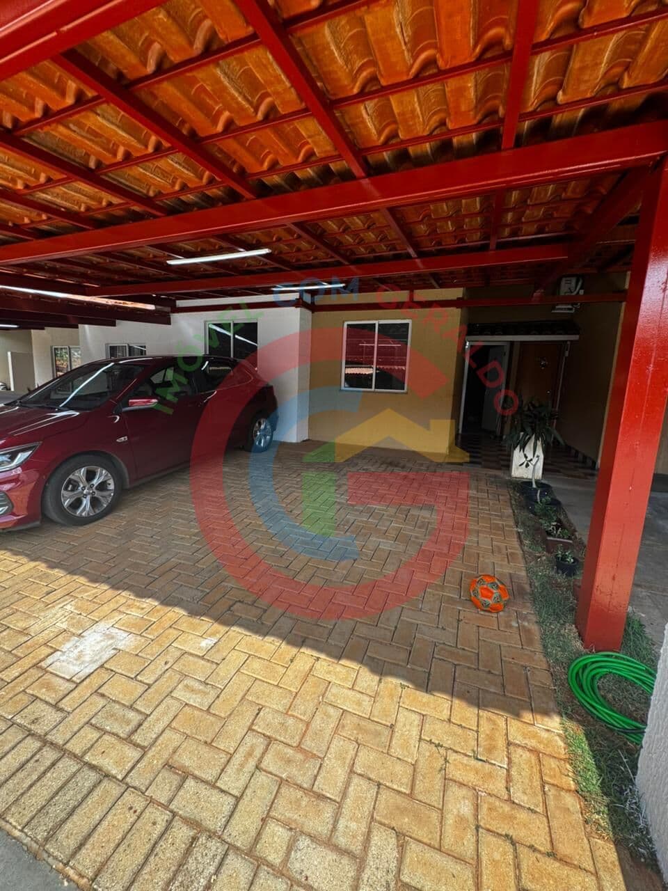 Casa térrea em condomínio. 2 quartos com 2 vagas.