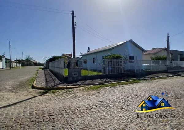 Casa de de esquina com lote amplo no centro da cidade