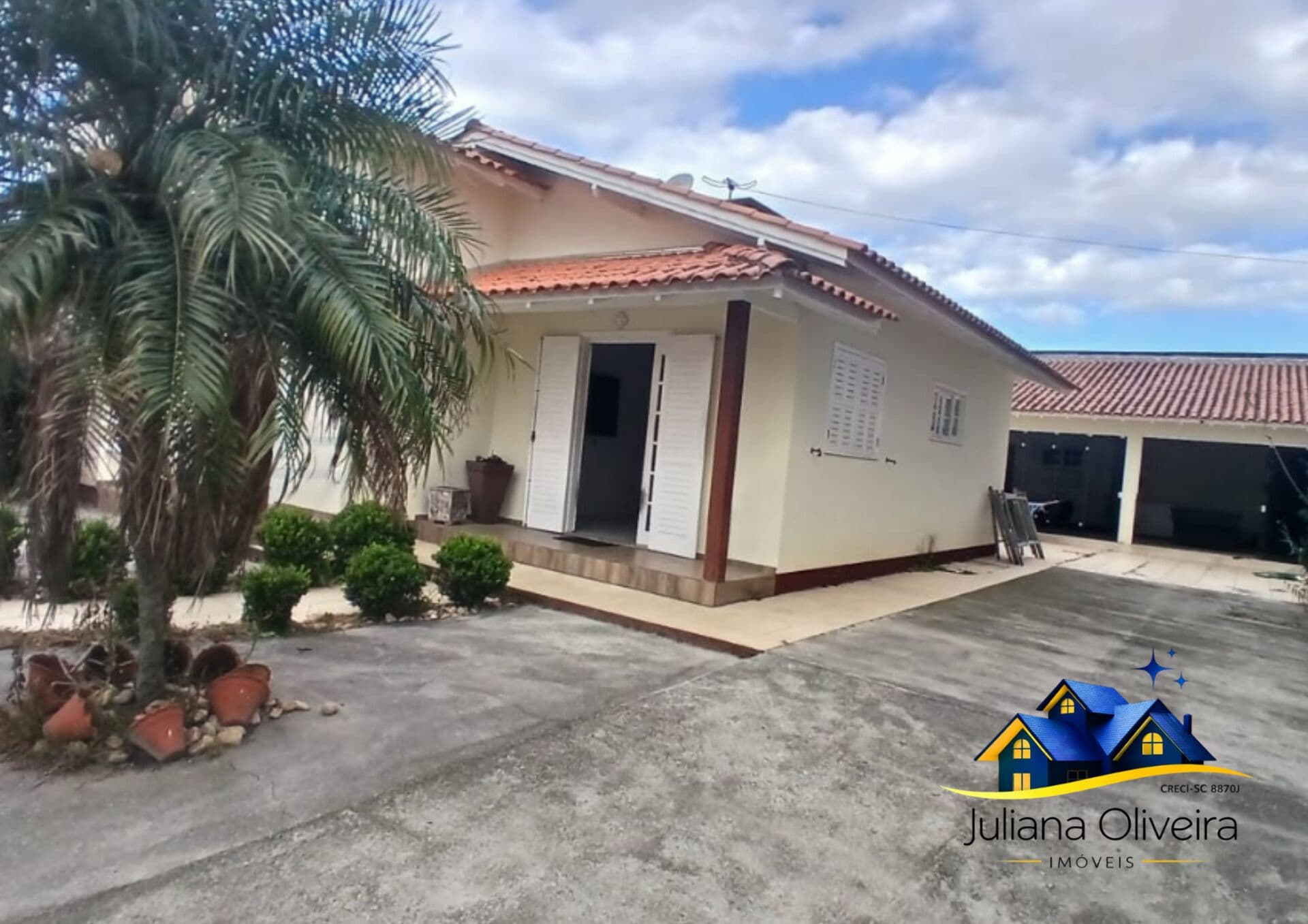 Casa com suíte, closet, edícula com churrasqueira/fogão á lenha, semi-mobiliada