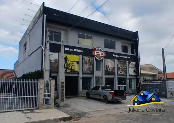 Prédio com ampla sala comercial + 02 apartamentos novos