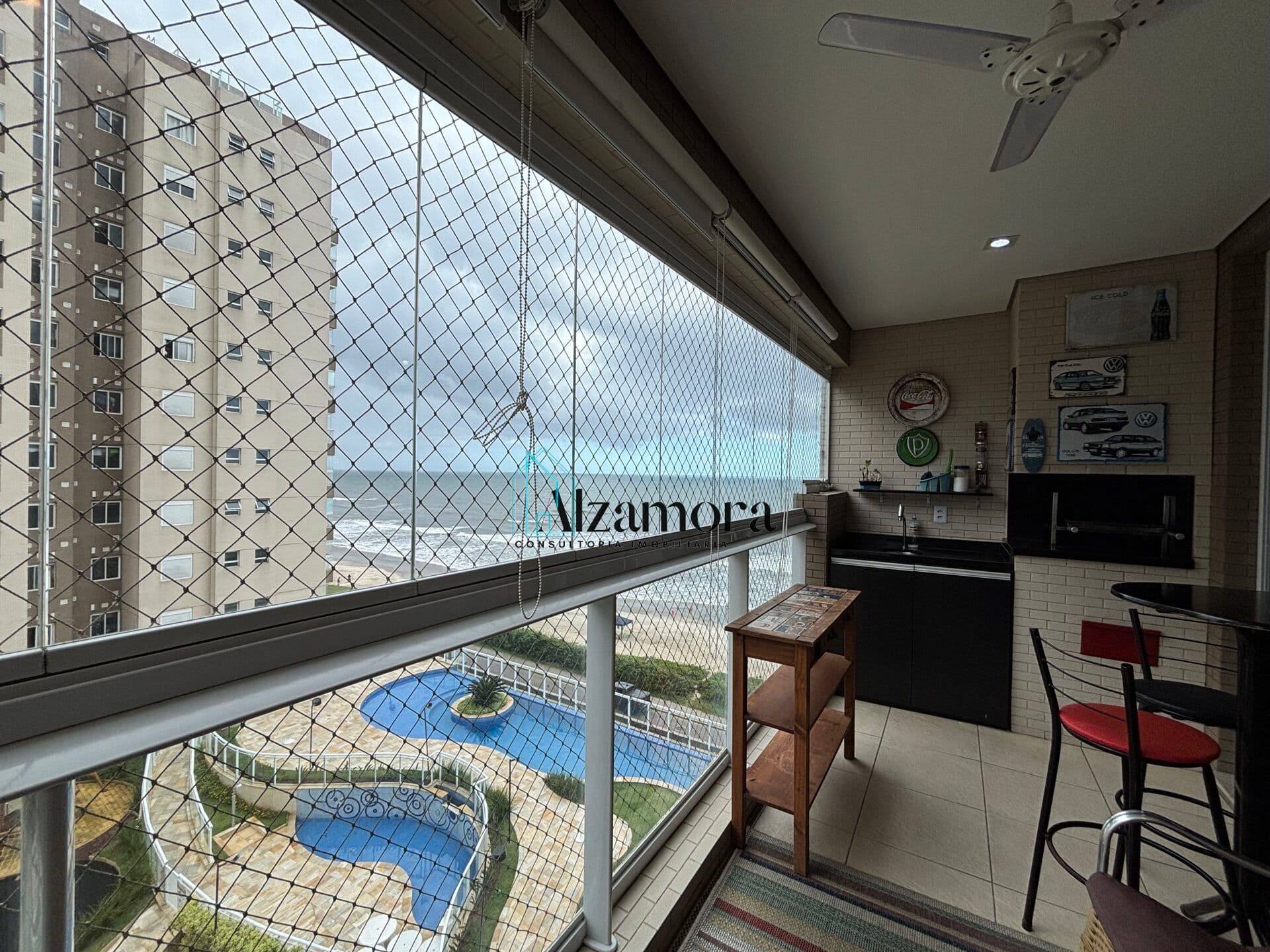 Apartamento com vista para o mar a venda no centro de Itanhaém, prédio frente praia.
